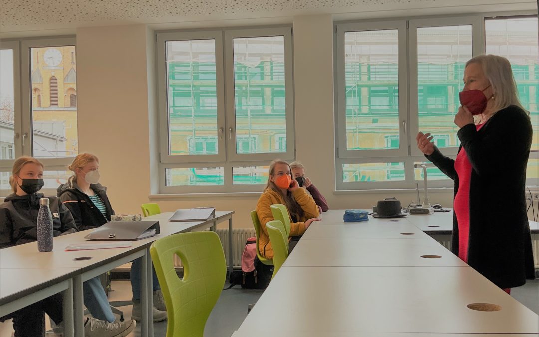 Hospizbegleiterin Heidemarie Horenburg zu Gast am Gymnasium Zwiesel
