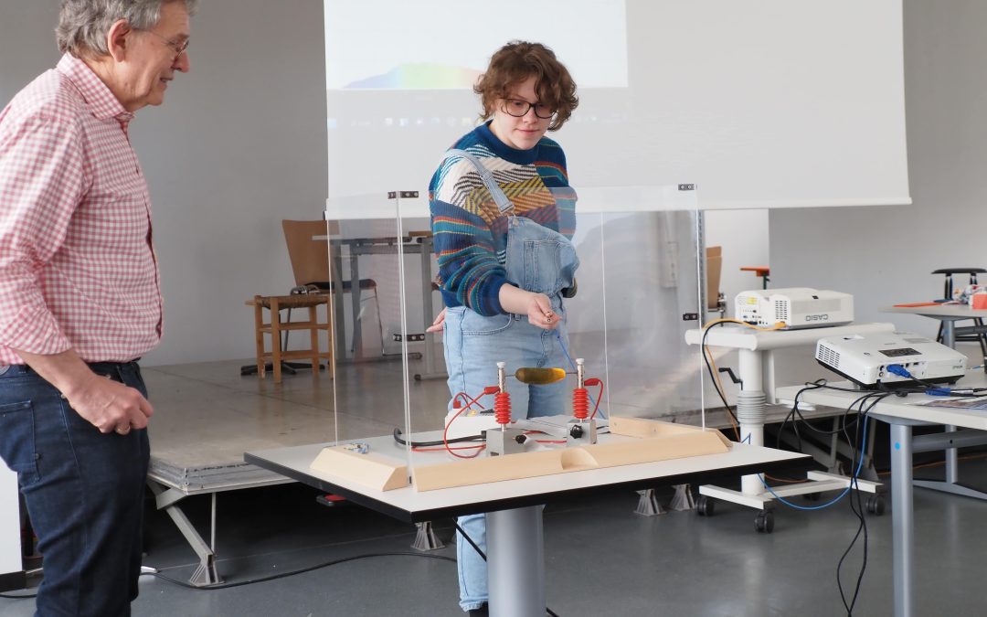 „Spukhafte Fernwirkung“ in der Aula des Gymnasiums