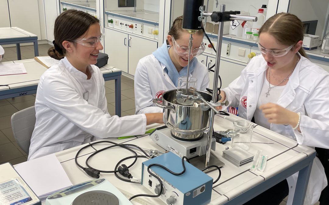 Mädchen schnuppern Technikluft