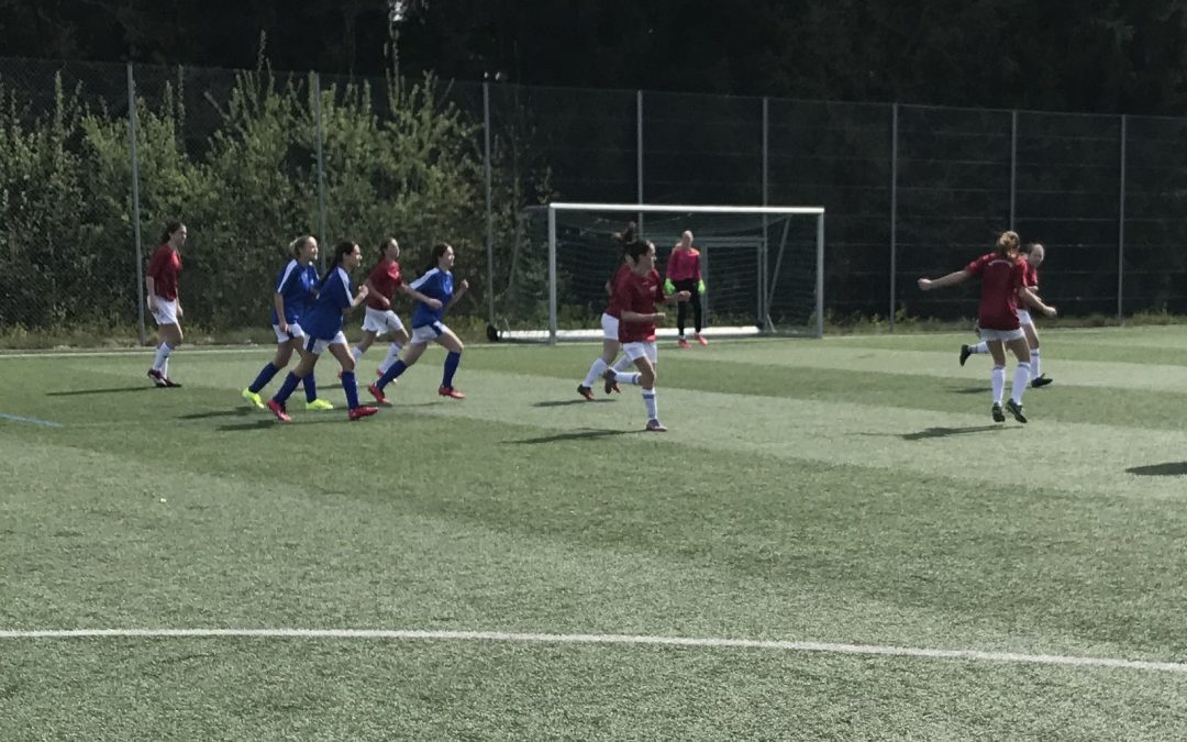 Fußballmädchen spielen stark auf