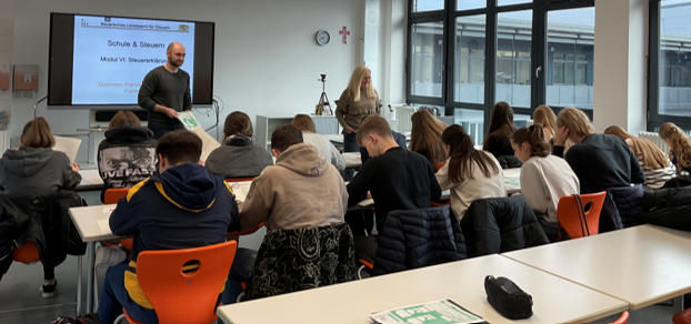 Klasse 11c lernt von Finanzexperten